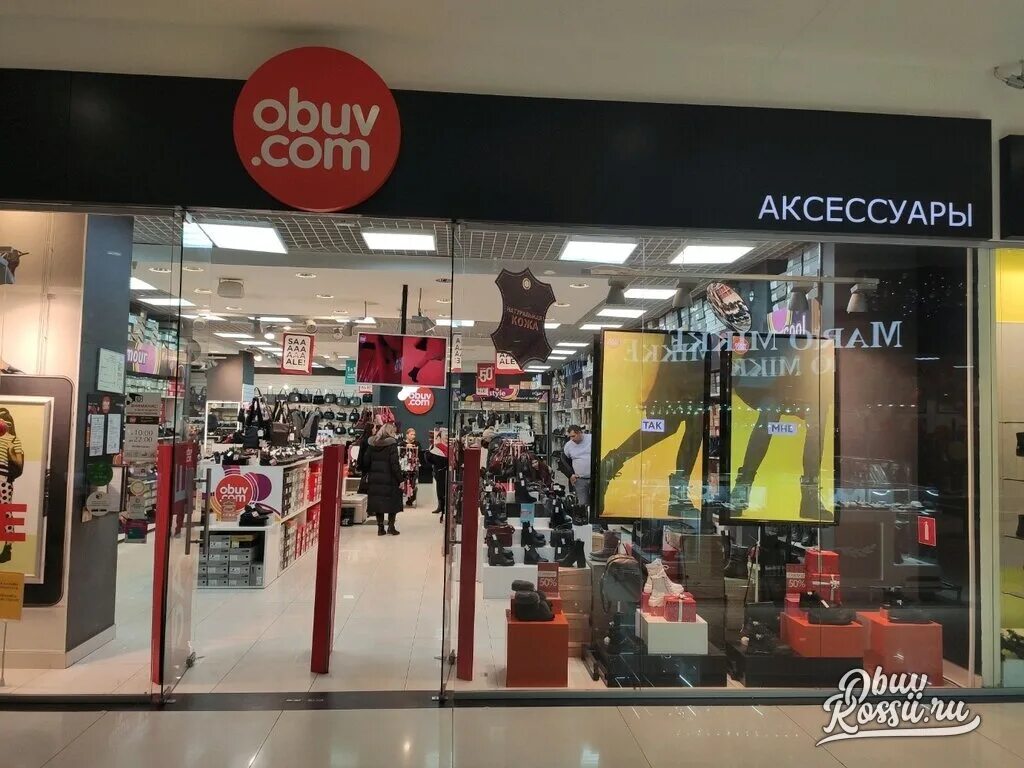 Магазин обуви. Магазин обуви. Магазин мужской обуви. Выкладка обуви в магазине. Красивый магазин обуви.