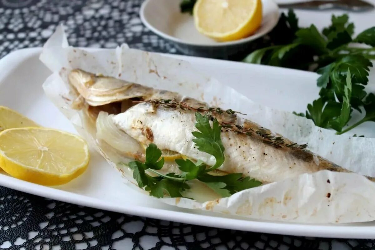 Как вкусно приготовить судака в сметане. Филе судака в духовке. судак запеченный в духовке. судак рыба блюдо. филе судака запеченное.