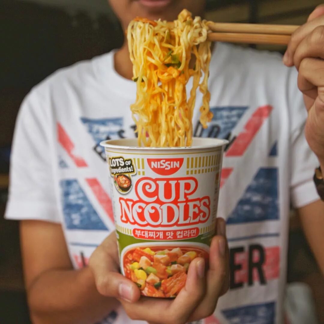Первая лапша быстрого приготовления. Лапша cup noodles 90е. nissin cup noodle арнольд шварценеггер. nissin cup noodles реклама. японская лапша быстрого приготовления cup noodles.