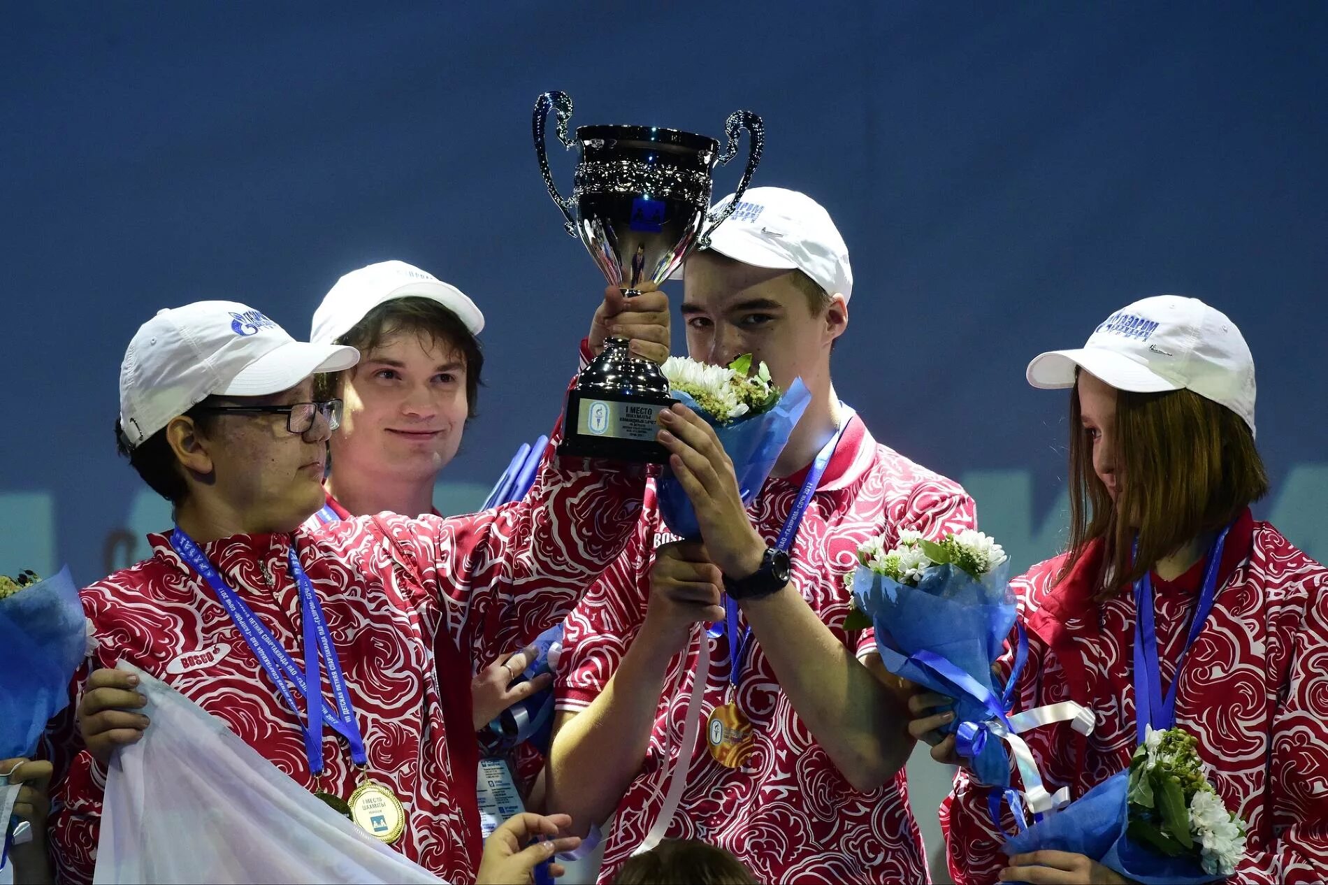 Награждение спортсменов. Кубок Олимпийских игр. Спартакиада награждение. Игры награждение.