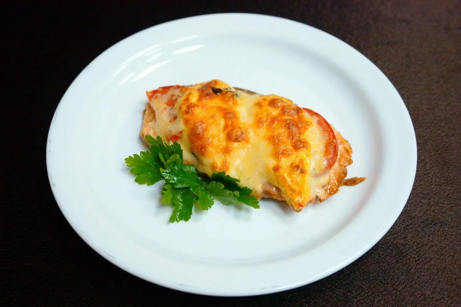 Минтай под сырной корочкой. Куриное филе под сыром с помидорами. Филе минтая в сырной корочке. Рыба запеченная с помидорами и сыром.