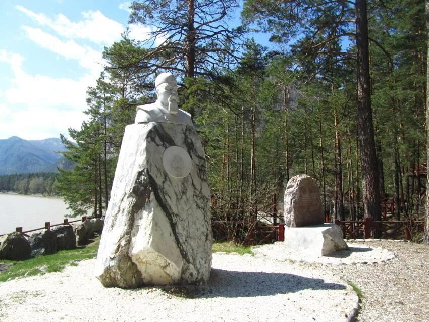 Алтайский край памятник рериху. Парк рериха на бирюзовой катуни. Рериху на бирюзовой катуни. К. Парк рериха на бирюзовой катуни.
