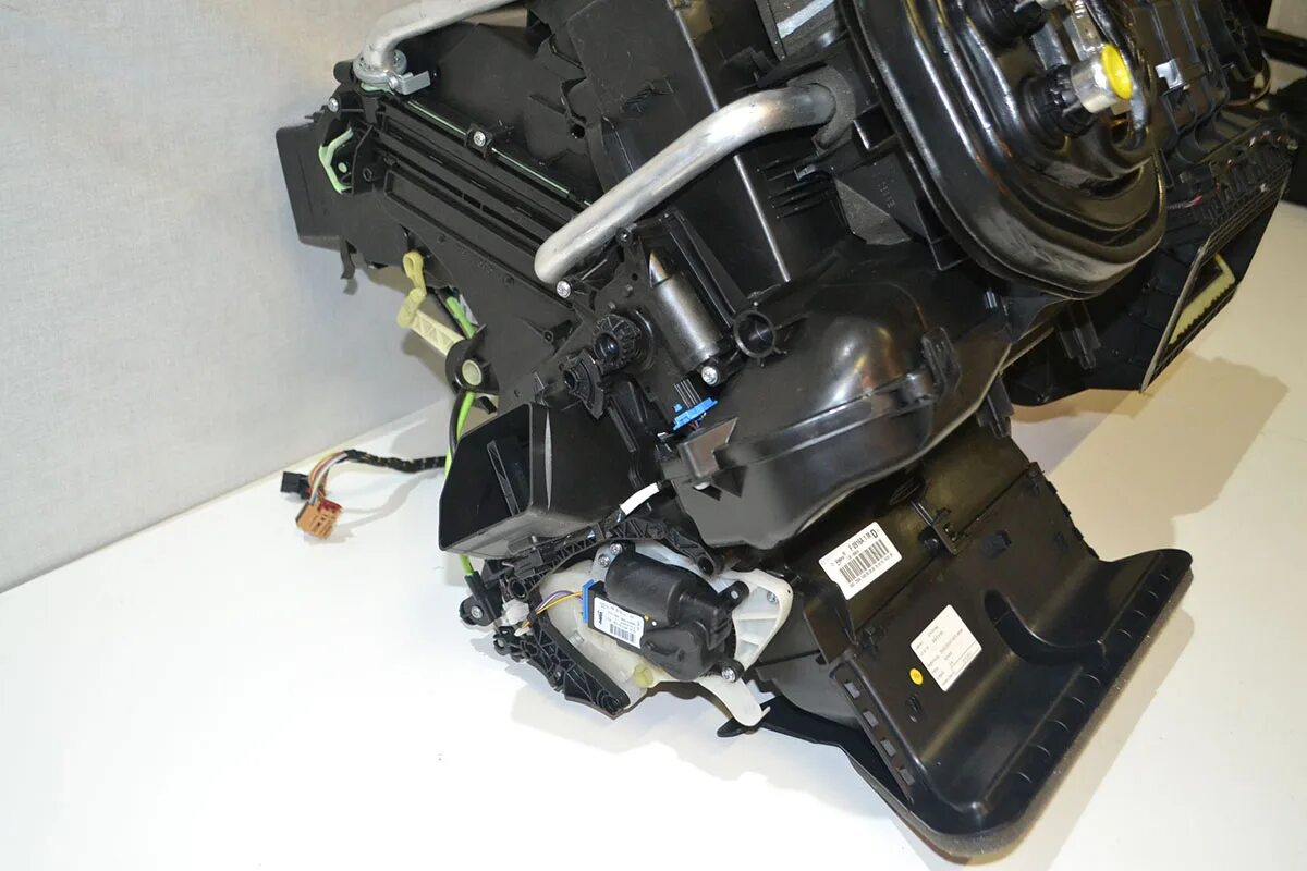 Радиатор отопителя тигуан. Корпус печки тигуан 1. Печка фольксваген тигуан. Печка тигуан 2. Корпус отопителя тигуан 2020.