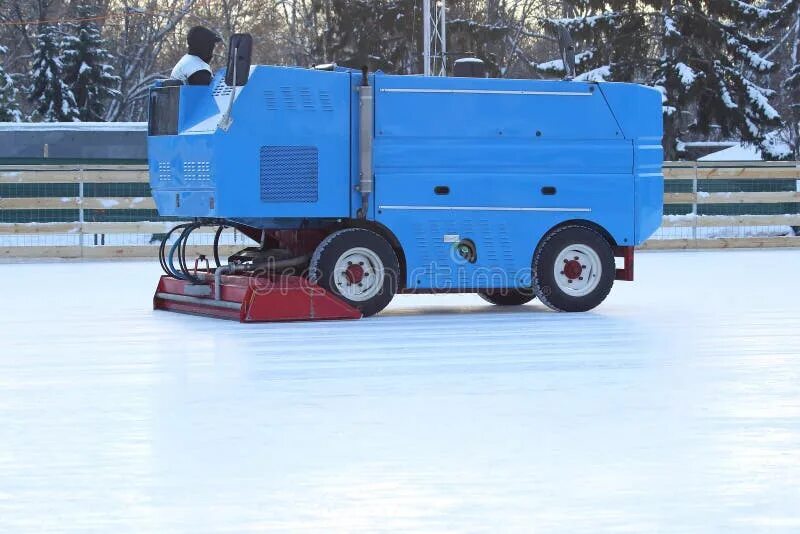 Машины для хоккейных поль катков. Zamboni заливочная машина. Самоходная ледозаливочная машина. Zamboni 546. Олимпия комбайн ледовый.