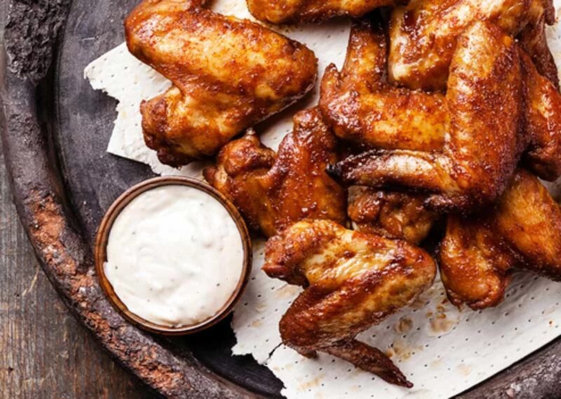 Крылышки в духовке с хрустящей корочкой с картошкой. Крылышки джо уссурийск. Крылышки барбекю в духовке с хрустящей корочкой. Острые крылышки в духовке с хрустящей корочкой. Крылья куриные.