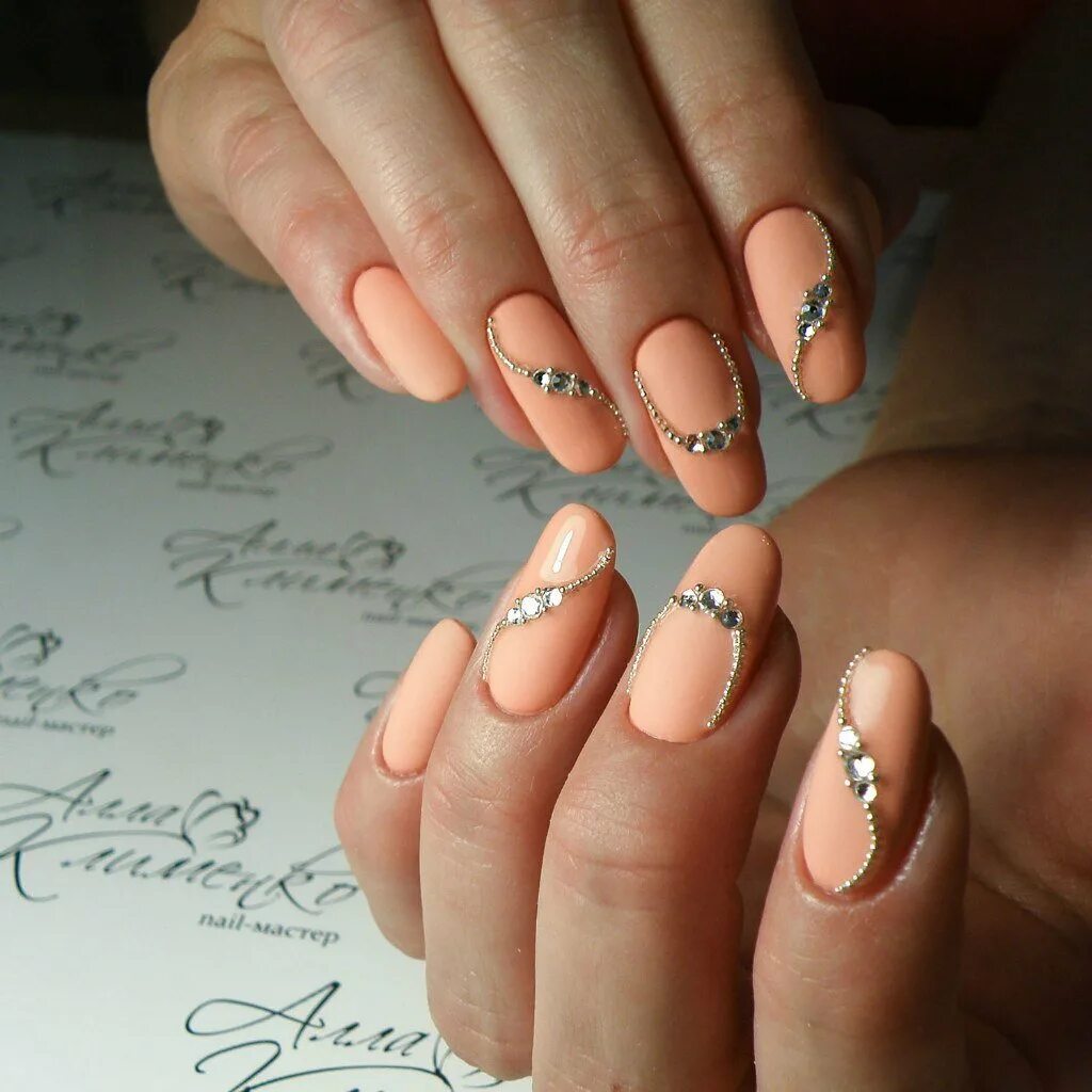 Дизайн ногтей с рисунком овальных ногтях. Выкладной френч персиковый. Персиковый френч миндаль. Овальные ногти. Маникюр на короткие овальные ногти.