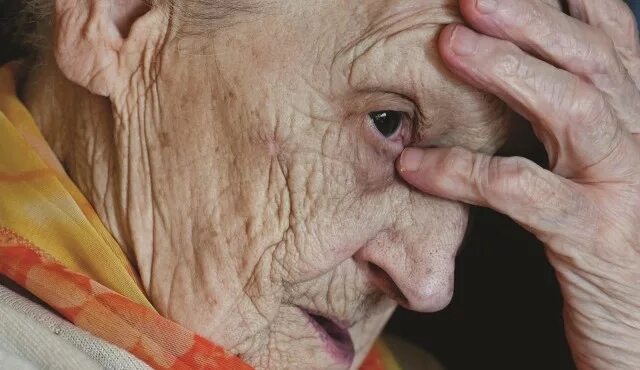 Психические расстройства у пожилых. Болезни пожилых людей. что такое деменция у пожилых людей. психические заболевания у пожилых. старческие заболевания головы.