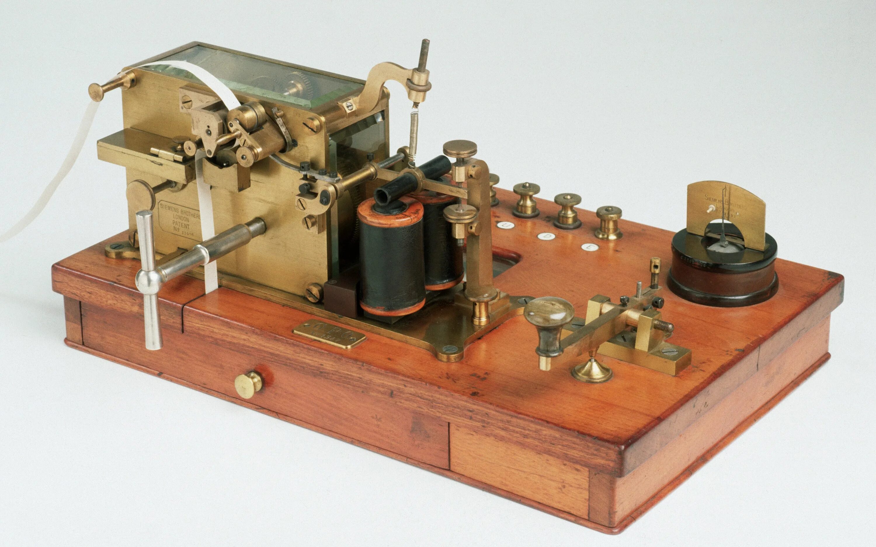 Сэмюэл Морзе Телеграф. Телеграфный аппарат Морзе. Электромагнитный телеграфный аппарат 1837. Первый телеграфный аппарат Самуэль Морзе.