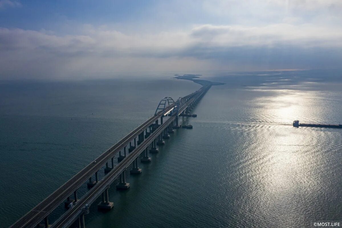 Крымский мост тузла. Мост через пролив босфор восточный. Мост в крыму через керченский. Крымский мост керчь. Мост в крыму через керченский пролив.