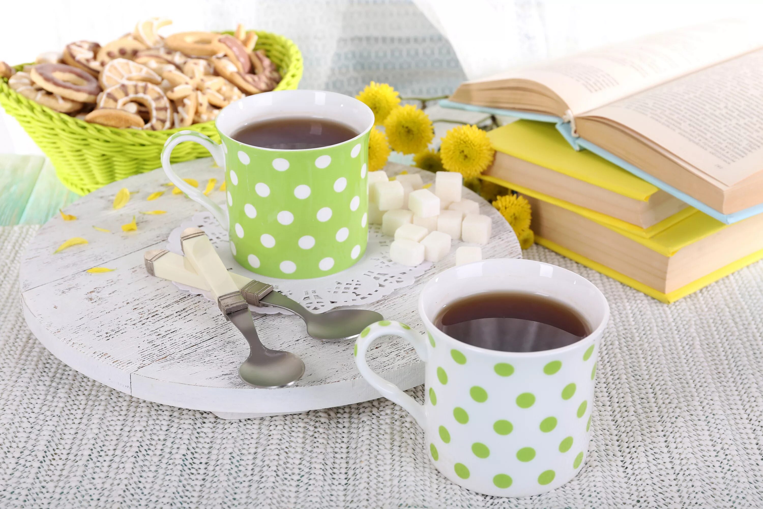 На столе стоят 20 кружек с кофе. Чай с печеньем. Чашка с чаем. Уютная чашка. Кружка чая с печеньем.