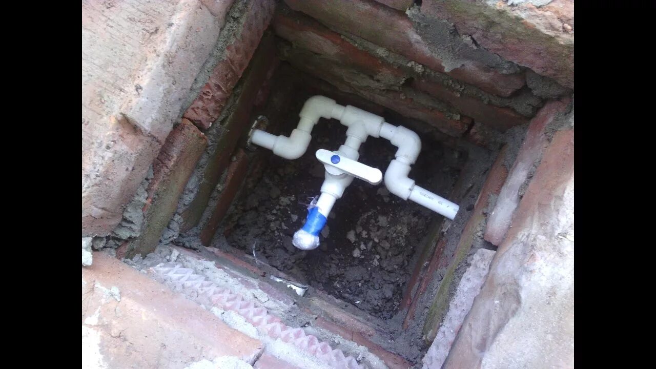 Летний водопровод для полива. Летний водопровод на даче из полипропиленовых труб. Утеплитель трубы водопровода в земле. Летний водопровод из полипропиленовых труб. Пластиковые трубы для воды под землей.