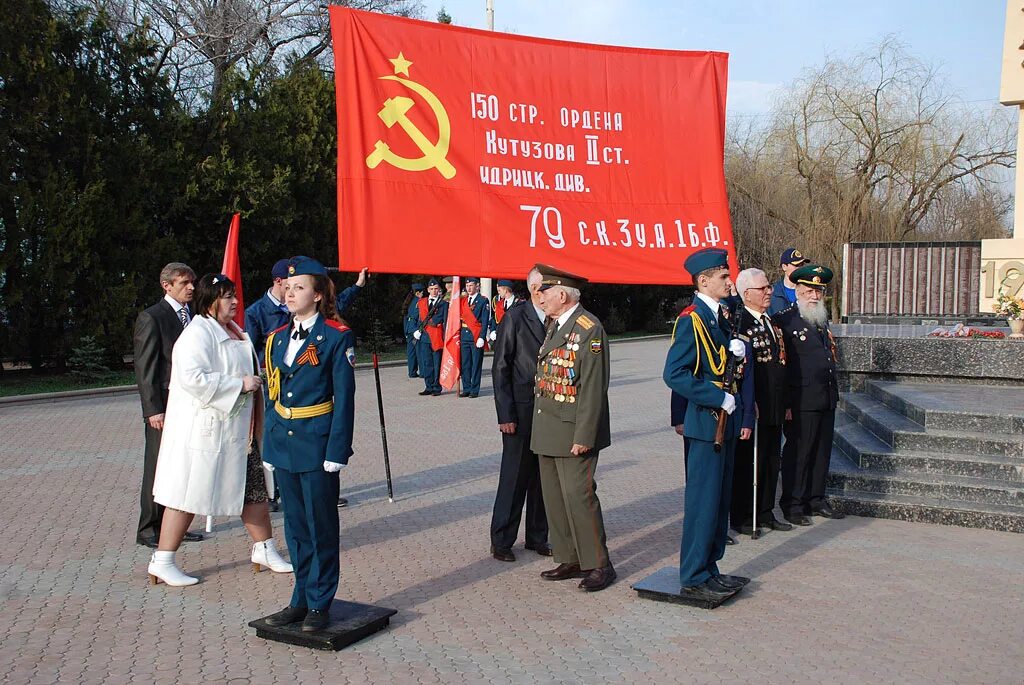 Копия знамени победы. Самая большая копия Знамени Победы. Знамя Победы фото. Знамя Победы пропорции.