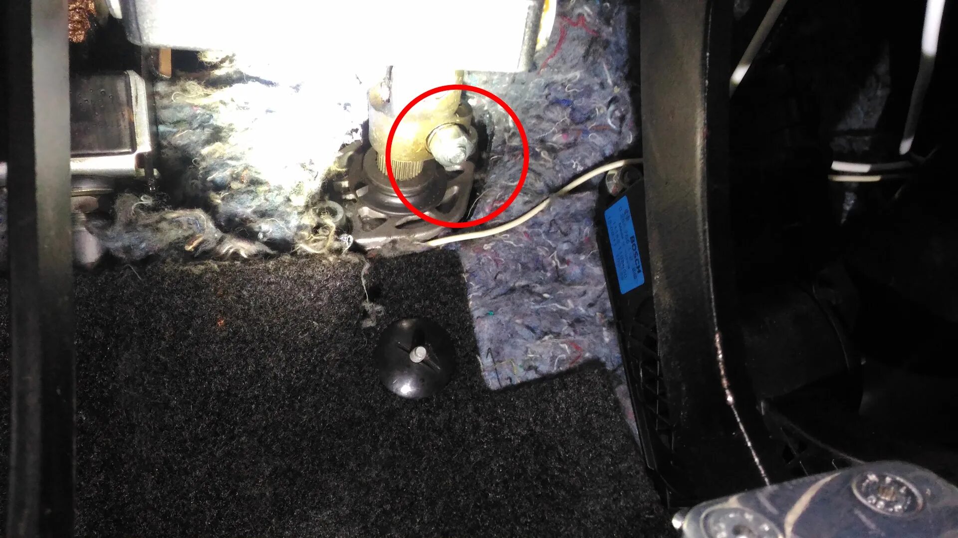 Скрип при повороте гранта. Рено логан скрип руля. Крестовина рулевого вала на икс рей кросс. Хруст гранаты. Скрип при повороте руля гранта.