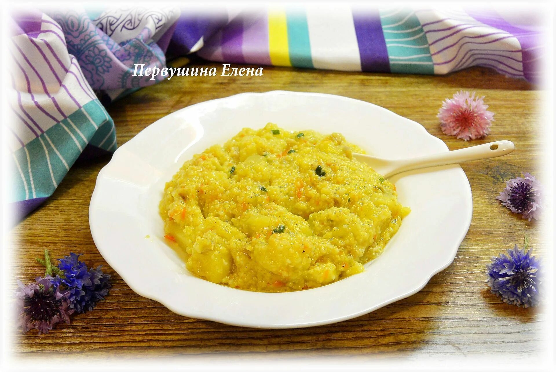 Кукурузная крупа на гарнир. Кукурузная каша с сыром. Каша с кукурузной крупы. Кукуруза крупа и мамалыга. Гарнир из кукурузной крупы к курице.