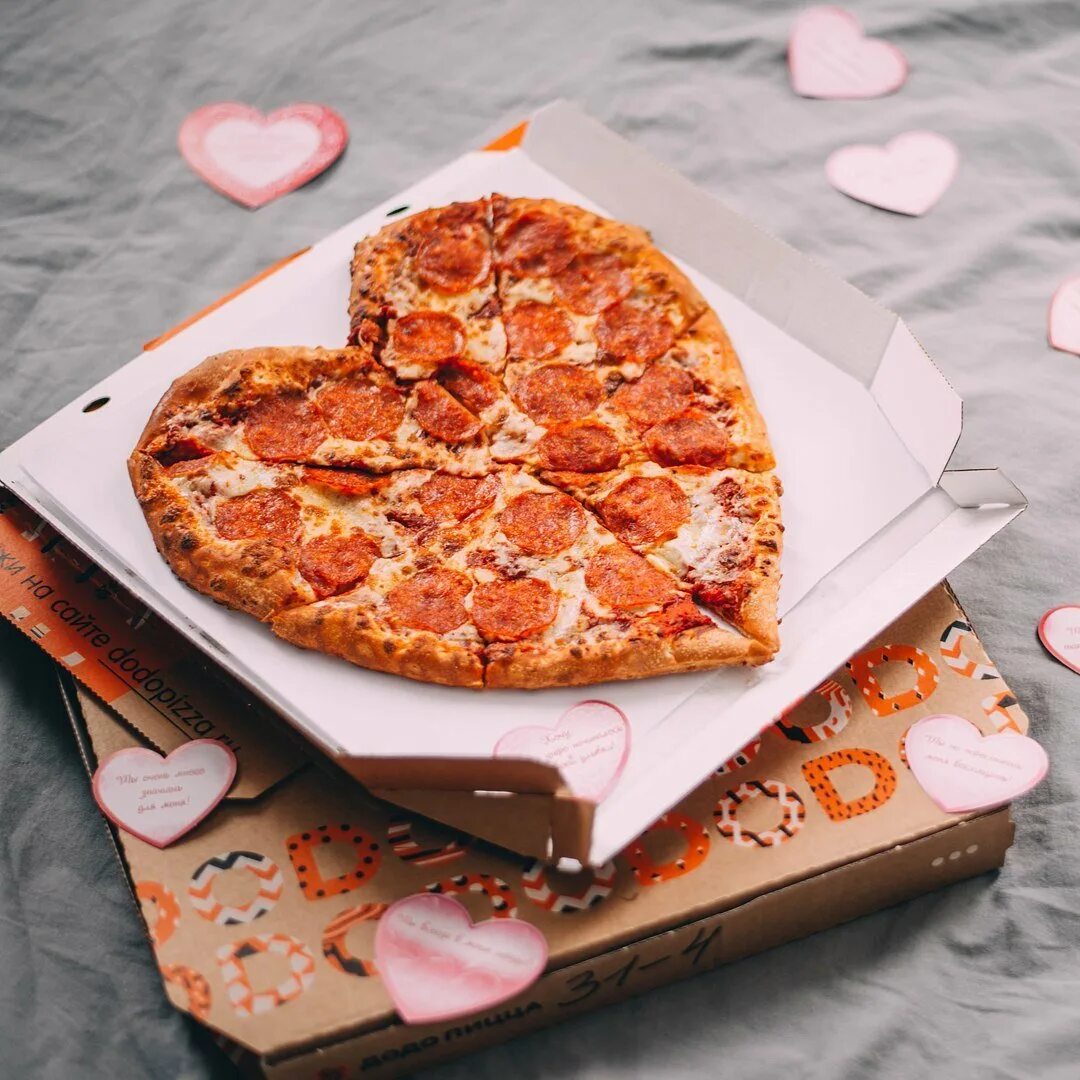 Пицца в виде сердечка. Пицца в виде сердечка. Пицца пепперони сердце. Пицца в форме сердца рисунок. "пицца".