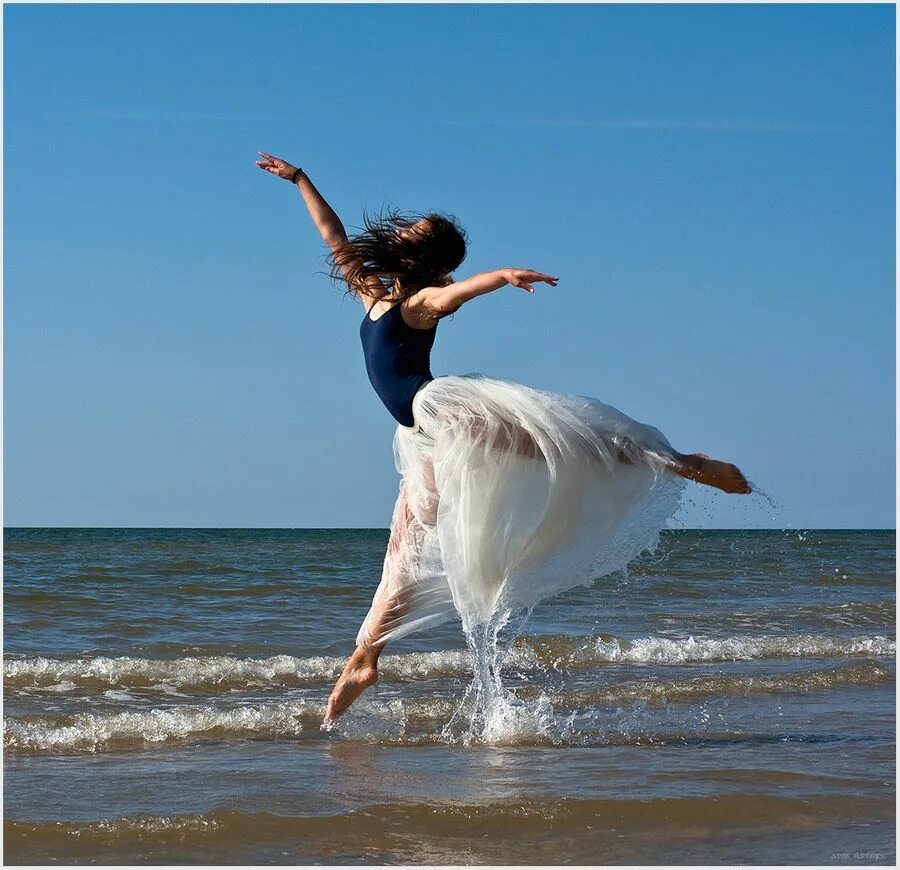 Танцующая с морем. Танцующая девушка у моря. Девушка танцует на берегу. Девушка танцует на берегу моря.