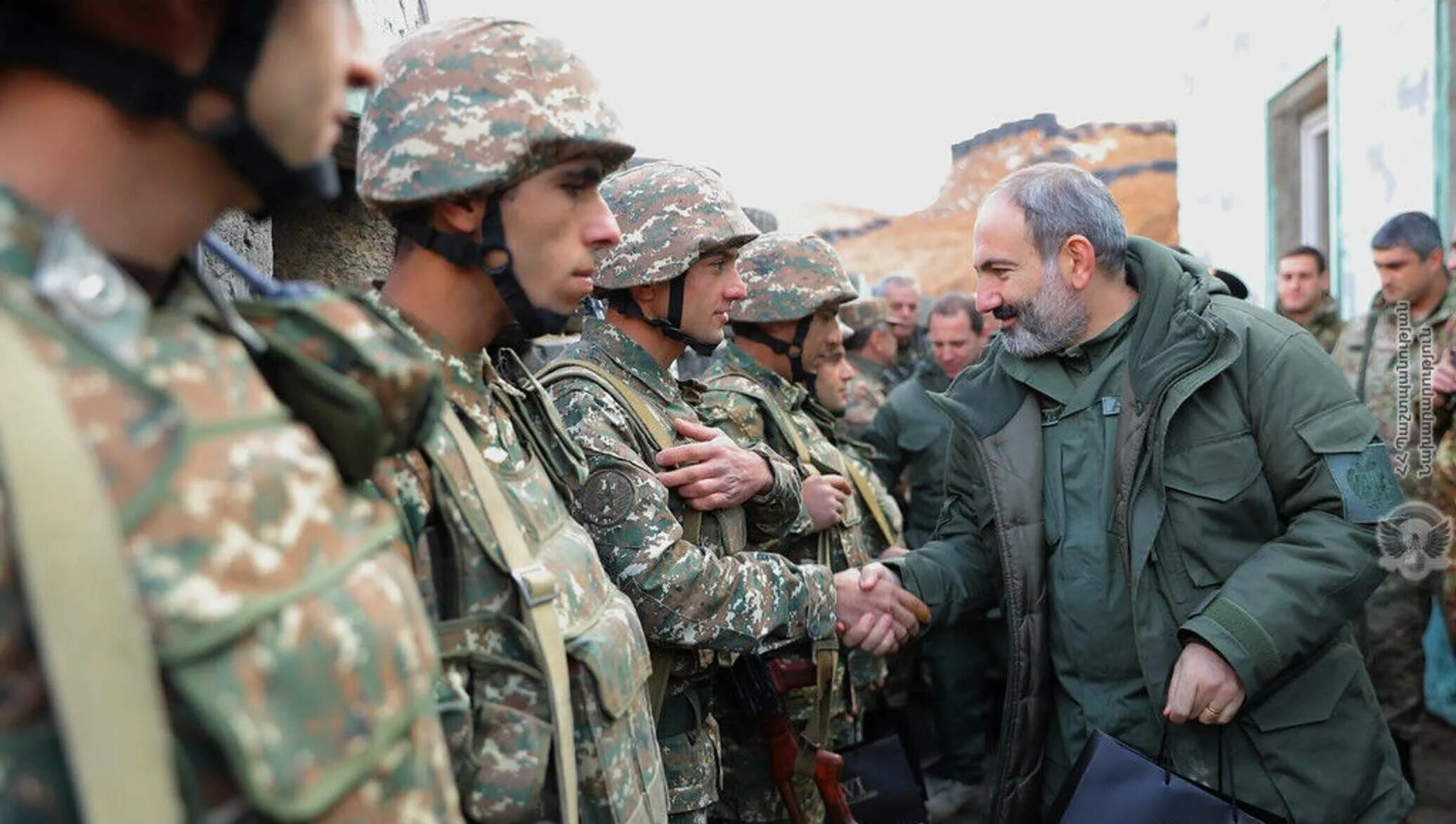 Армяне о пашиняне. Армения Никол Пашинян в армии. Пашинян Карабах. Шушан Пашинян. Армянская Военная форма.