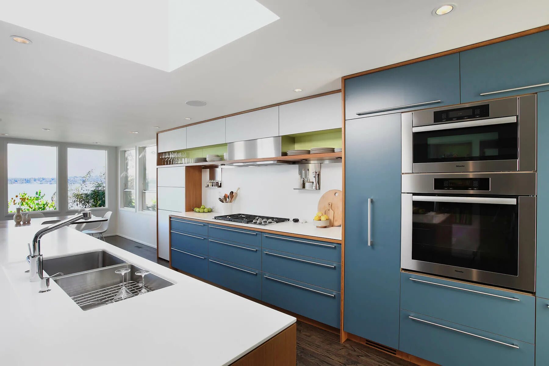 Голубая кухня в стиле Модерн. Голубая кухня современная. Серо голубая кухня. Кухня со встроенной техникой.