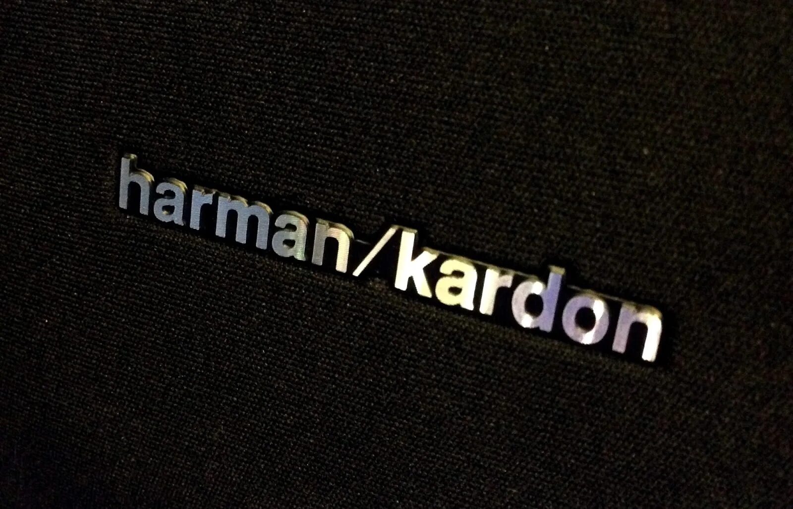 Стикер сохранен самсунг. Harman логотип. Харман Кардон логотип. Харман Кардон надпись. Наклейка Харман Кардон.