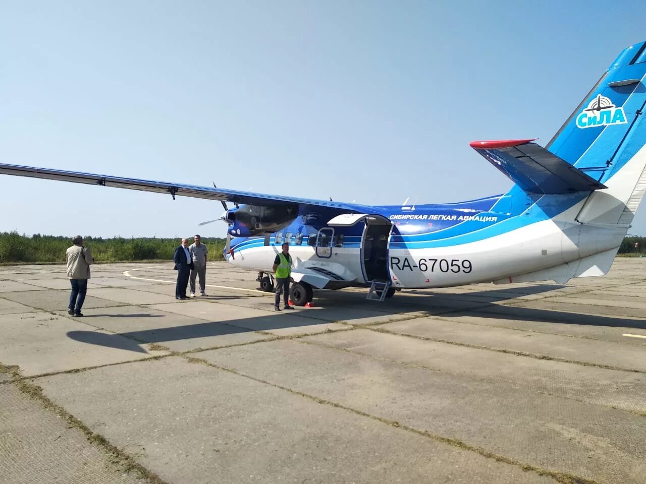 Сегодня рейсы томск. Аэропорт кедровый томская область. томск каргасок самолет. новый васюган аэропорт. томск кедровый самолет.