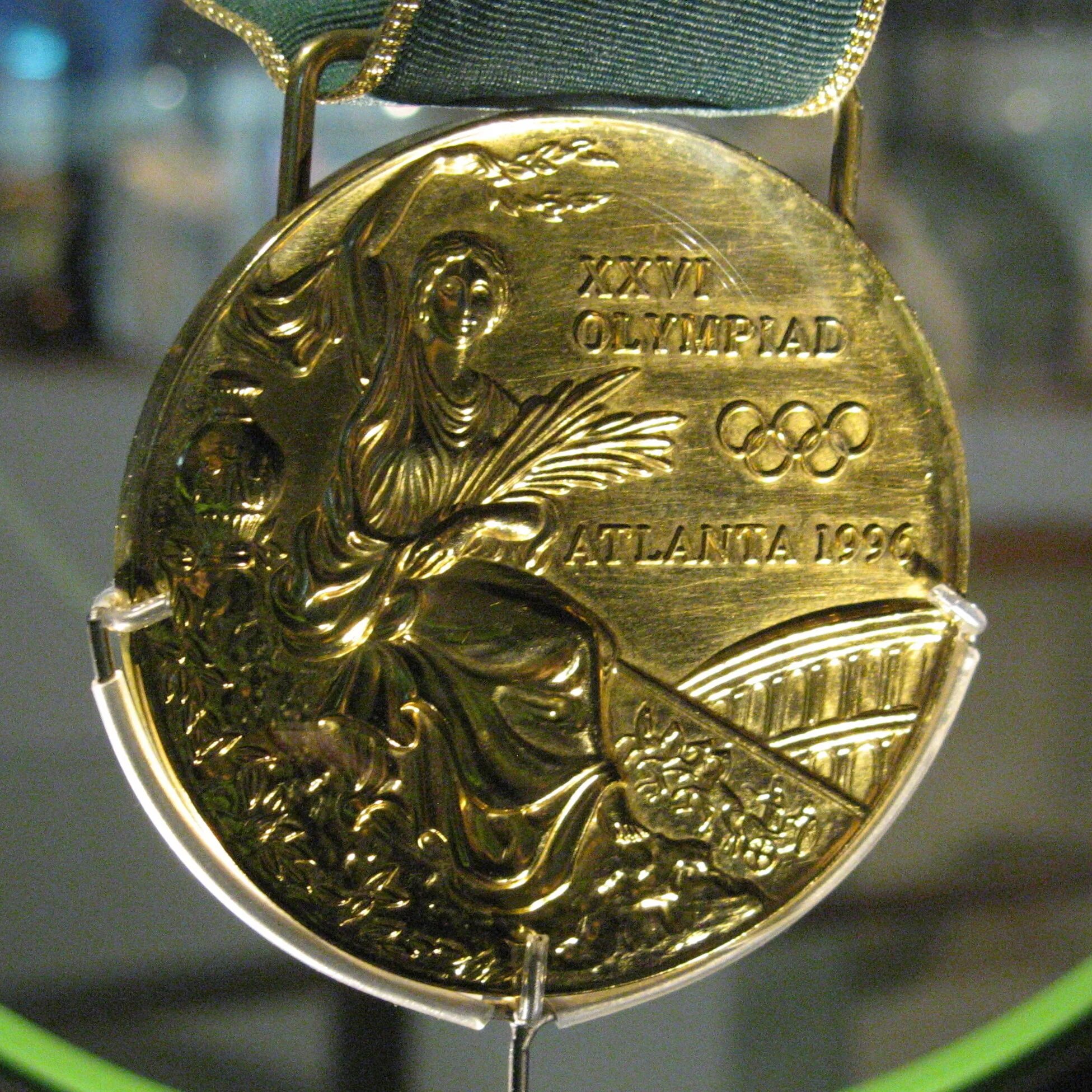 Золотая Олимпийская медаль. Золотая медаль конгресса США. Аверс у олимпийской медали. Олимпийские медали 2002. Золотая медаль из золота