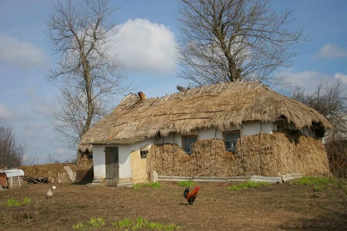 Сколько стоит хата. Хаты мазанки Украина. Украинская хата Мазанка. Хата с соломенной крышей Курская область. Украина дом Мазанка деревня.