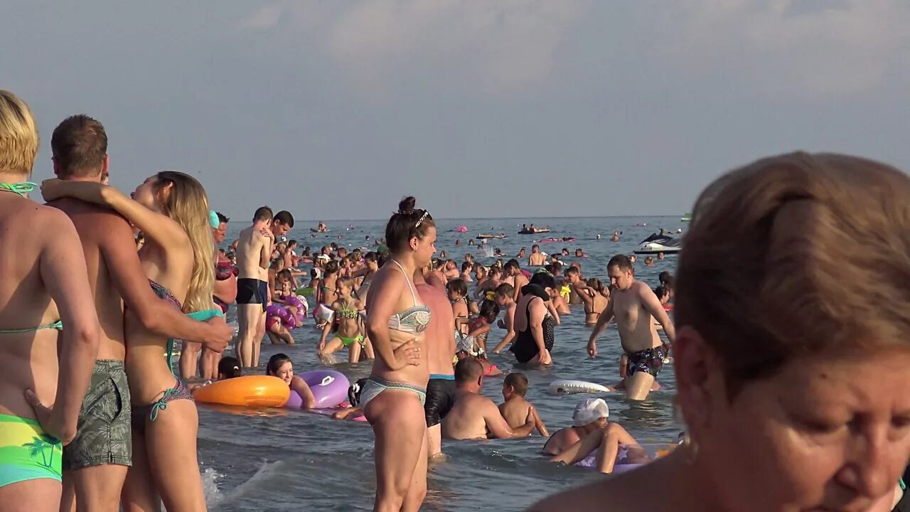 Пляж Барракуда Адлер. Лазаревское нудиский пляж. Девушки на пляже Лазаревское. Нудисткий пляж Лазаревское. Лазаревское женщины