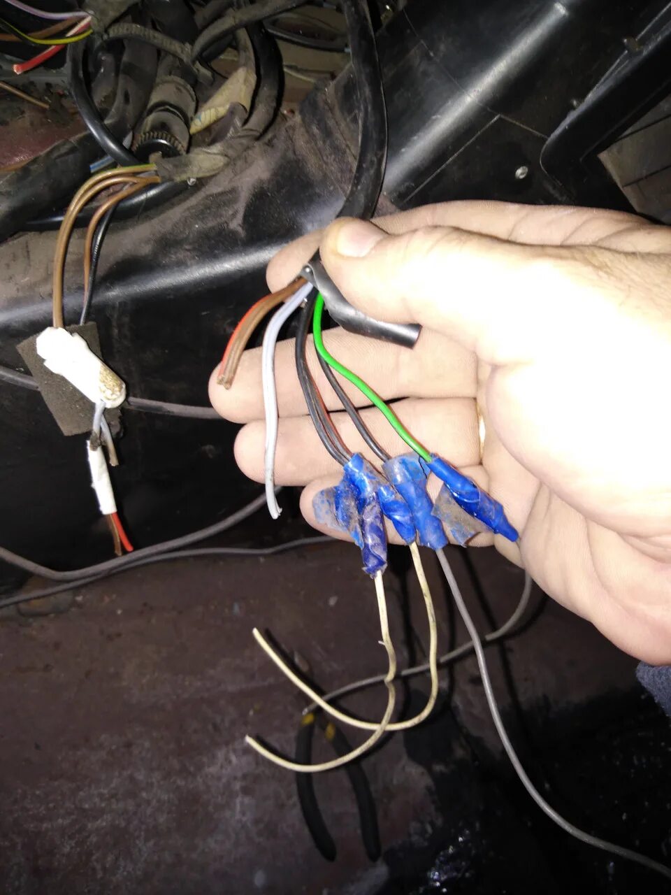 подкапотная проводка. проводка наконечников мерседес 124. коса проводки мерседес 124 2. проводка двигателя на мерседес w210 5. штекер проводки антенны мерседес 124.