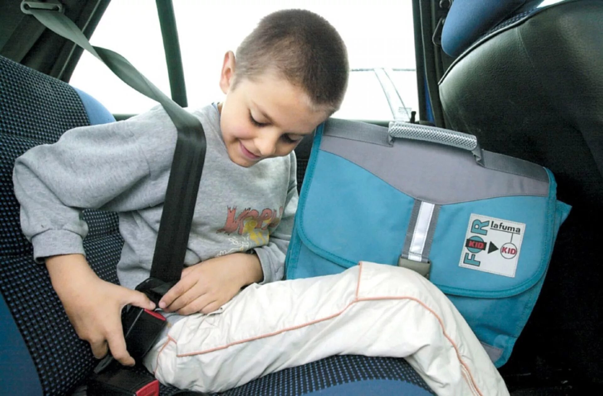 Безопасность в машине на заднем сиденье. Ремень безопасности для автомобиля. Детские удерживающие устройства для автомобиля. Ремень безопасности для детей в машину. Пристегивание детей в автомобиле.