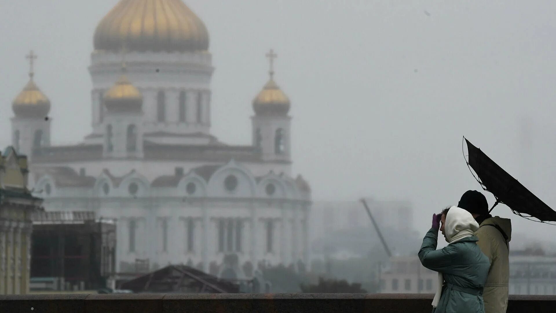 Погулять в москве в плохую погоду. Дождливая москва. жители москвы. дождь в москве. москва пасмурно.