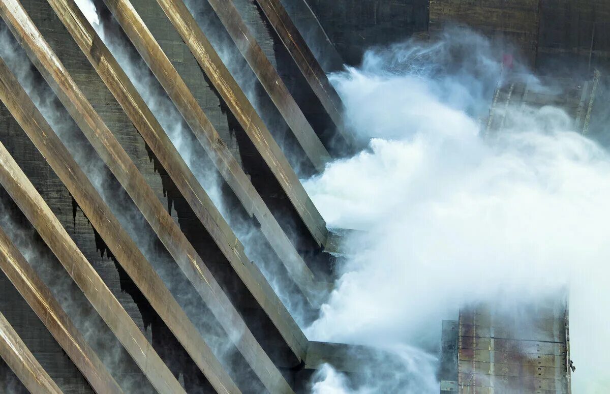 Десногорск сброс воды 2024. Береговой водосброс Саяно-Шушенской ГЭС. Прорыв плотины Саяно Шушенской ГЭС. Обледенение Саяно-Шушенской ГЭС. Саяно-Шушенская ГЭС авария 2009.