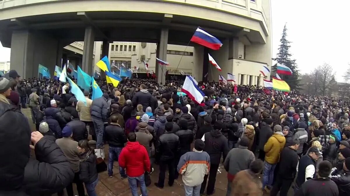 Митинг 26 февраля 2014 Симферополь. 26 Февраля митинг в Симферополе. 26 Февраля в Симферополе у стен Крымского парламента. Симферополь протесты 2014. Крым в феврале 2014 года