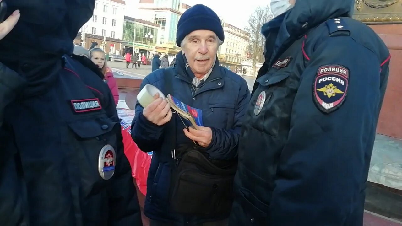 Полиция и ковид 19. Протесты в Беларуси нападения на полицию. Протестующие в Казахстане закидают в сторону полицейских.