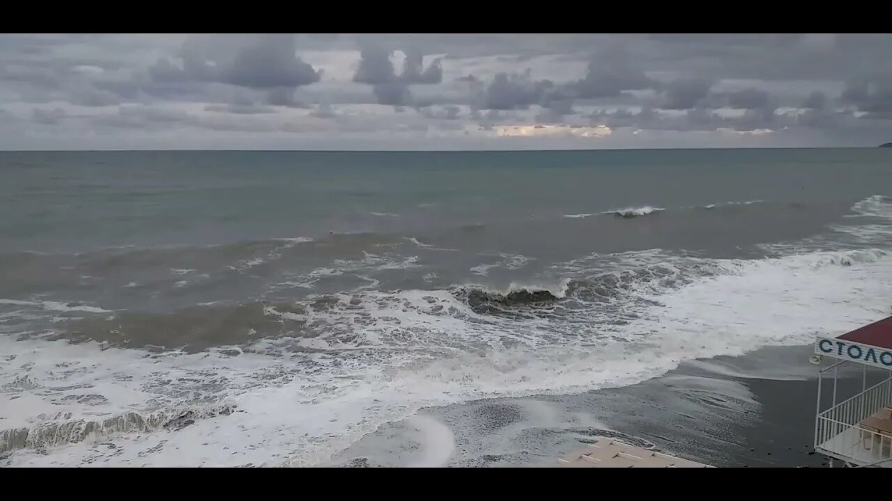 Погода в лоо в апреле. Шторм в лоо 2025. сочи пляж лоо шторм. адлер море шторм. шторм на море лоо.
