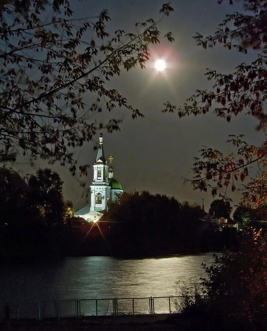 Храм ночью. Церквушка ночью. Ночь храм Луна. Звёзды над храмом.