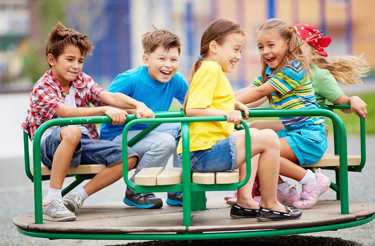 На карусели катались 7 мальчиков а девочек было на 2 меньше. На карусели катались 7 мальчиков а девочек на 2 меньше. На карусели катались 4 девочки и 5. На карусели катались 4 девочки и 5. Влюбленные на карусели.