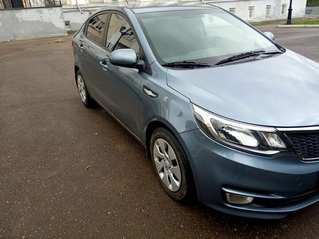 Купить б/у Kia Rio III 4-speed 1.6 AT (123 л.с.) бензин автомат в Москве: бежевы