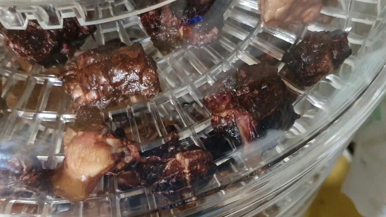 Коровье вымя приготовленное. Сушеные легкие для собак. Вкусняшки для собак в сушилке для овощей. Собачьи лакомства из легких. Сушеное легкое.