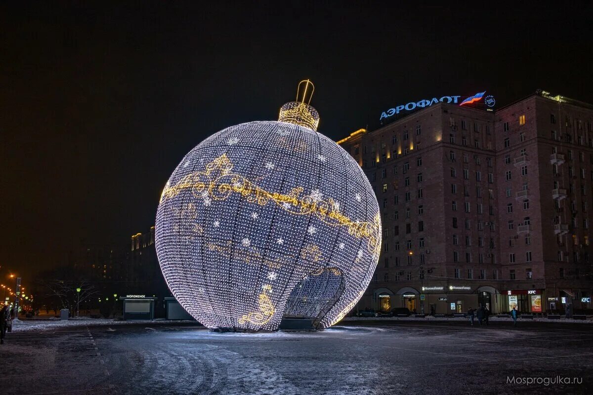 Москва шар адреса. Шар на Поклонной горе 2022. Новогодняя Поклонная гора 2022. Поклонная гора шар новогодний. Новый год на Поклонной горе 2022 в Москве.