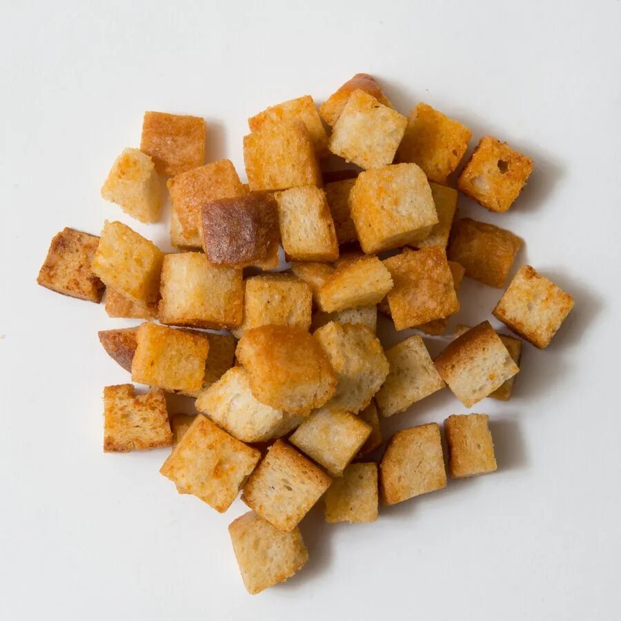 Сухарики ржаные. Сухарики кубиками. Снеки сухарики. Сухари из черствого хлеба. Сухари фото.