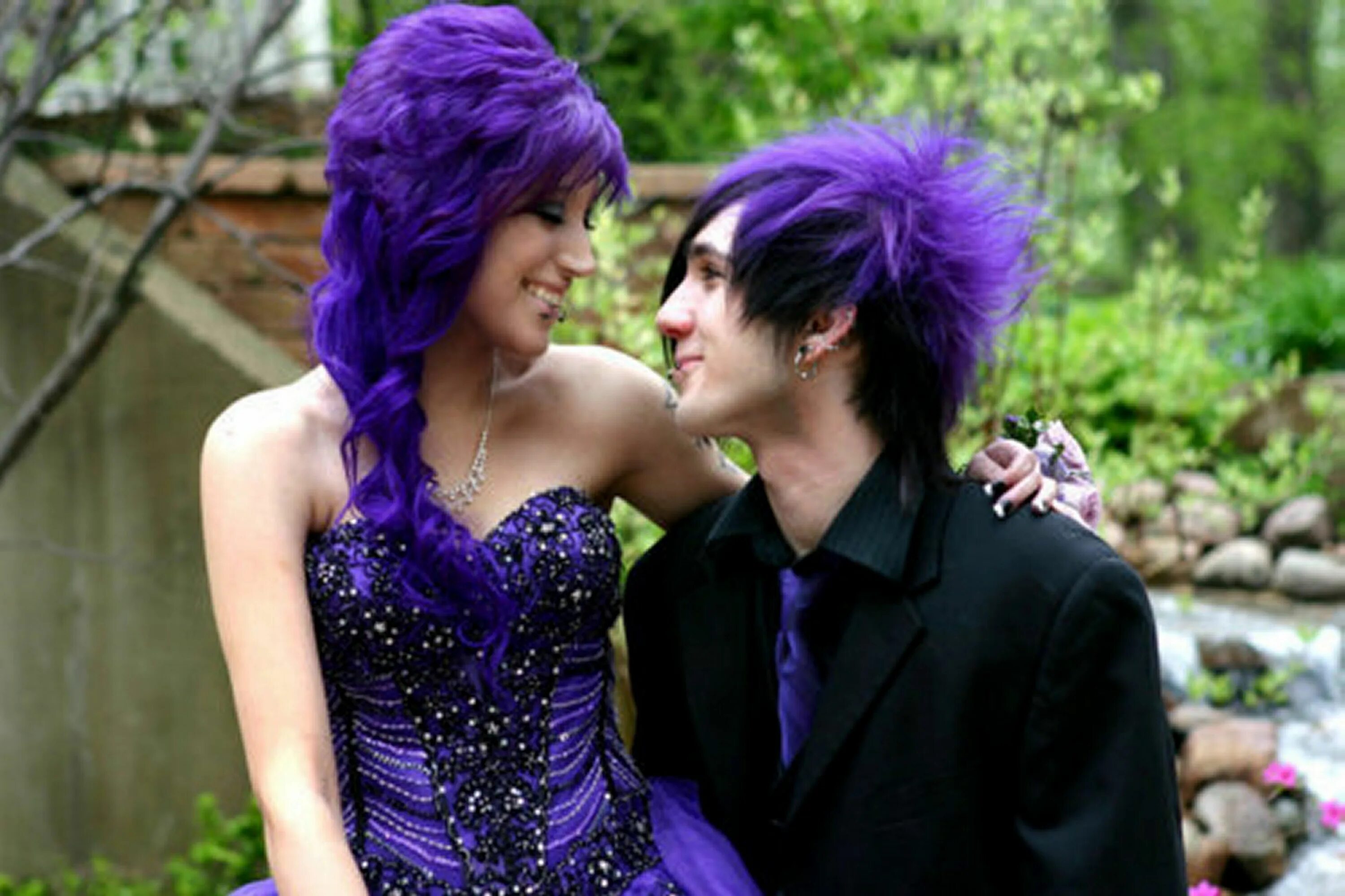 Эмо бомба. Парень с фиолетовыми волосами. Сиреневые волосы у парней. Мальчик с фиолетовыми волосами. Парочки с цветными волосами.