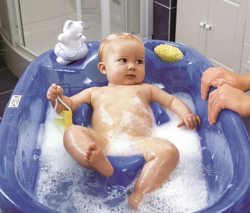 Купание 2 месяца. Ванночка для детей. Горка для купания. Малыш в ванне. Ванна для купания новорожденных с горкой.