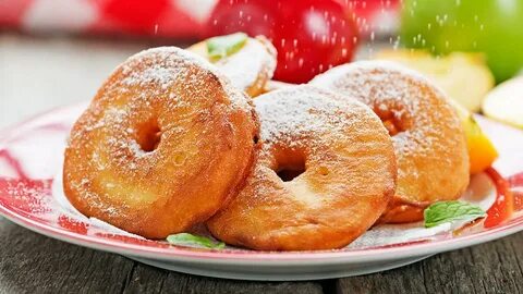 Яблоки в кляре на сковороде