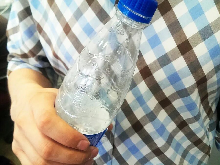 Вода в бутылях. Батл флип челлендж. Игровая бутылка. Подбрасывание бутылочки. Пластиковая бутылка для воды.