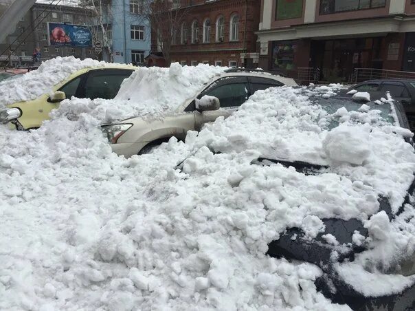 Сход снега на машину. Сход снега с крыши на автомобиль. Автомобиль завалило снегом с крыши. Падение снега на автомобиль.