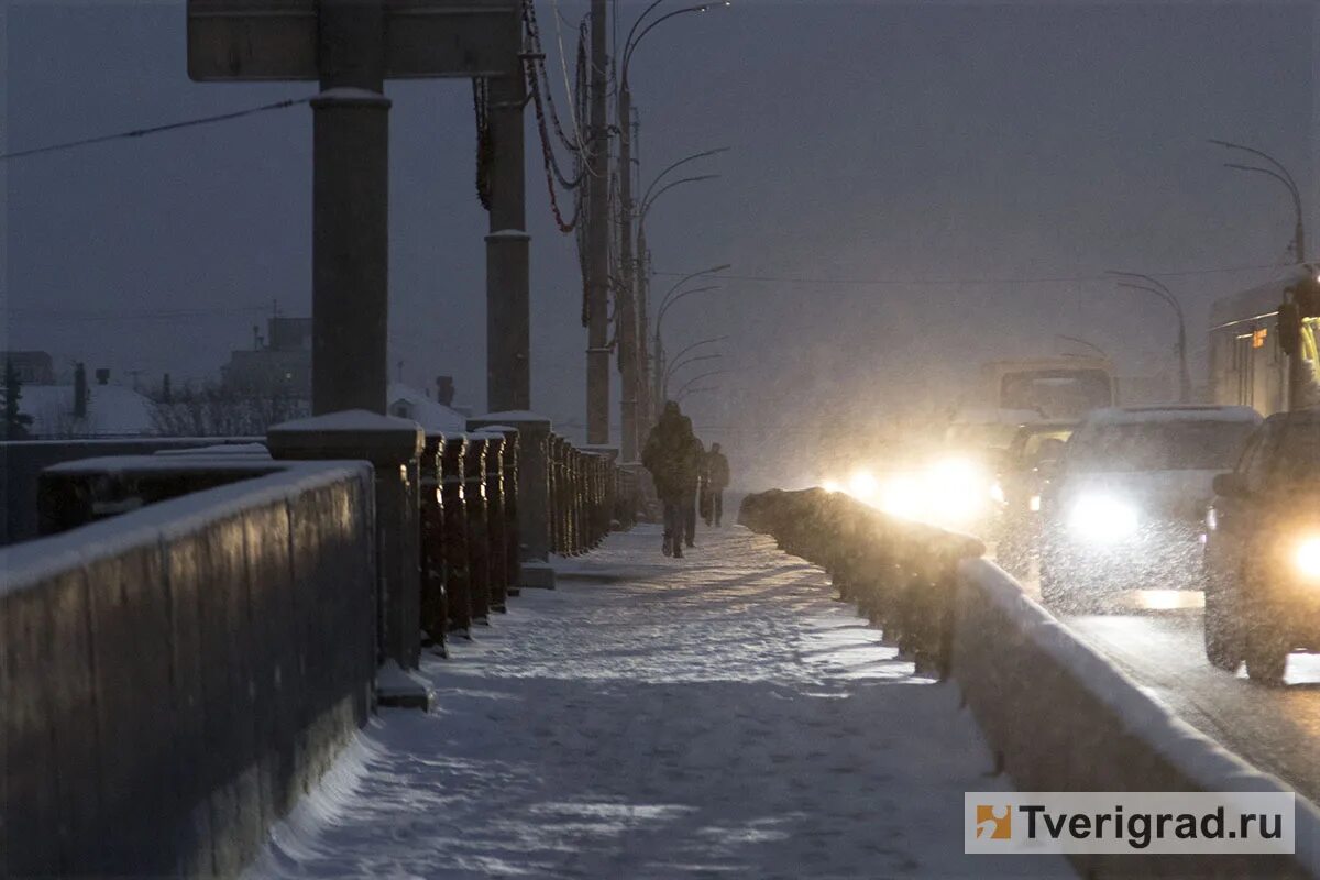 Снегопад. Зима в городе. Снегопад в Твери. Зима ночь город снегопад.