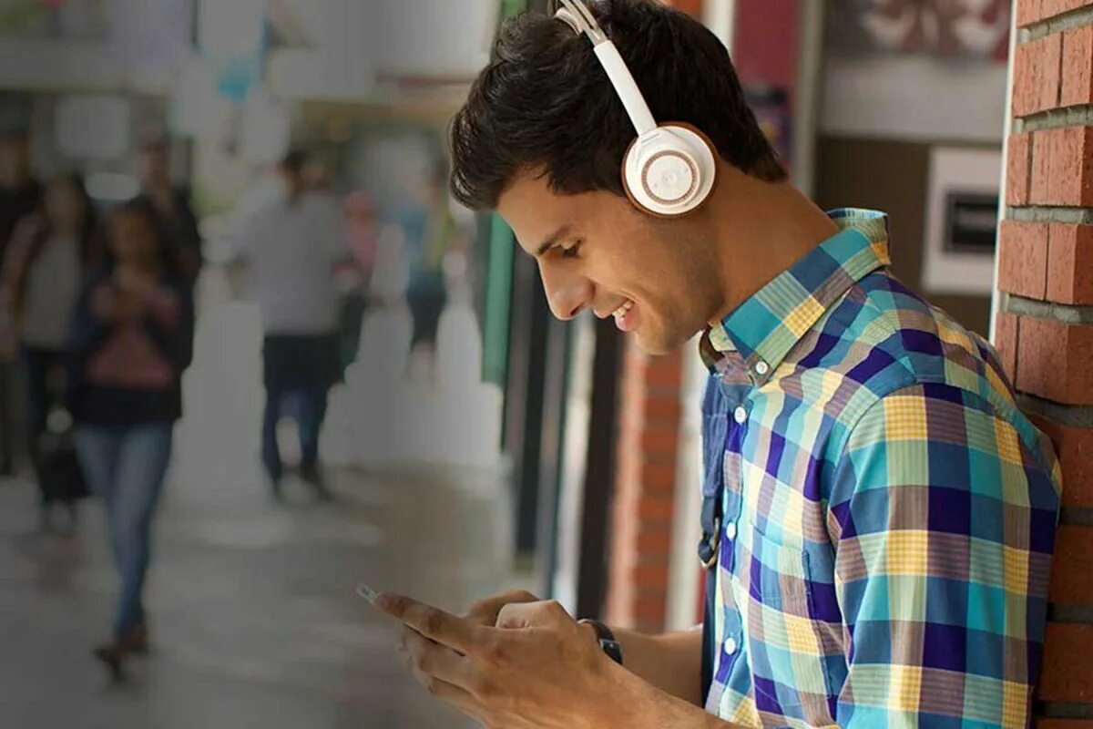 Listen to music. Plantronics BACKBEAT sense. Plantronics Beat sense. Человек в наушниках. Наушники на человеке.