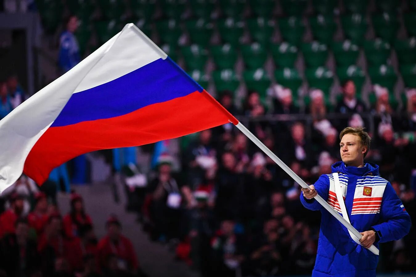 Спортсмен с флагом. Школьники с флагом. Спорт в России. Спортсмены России.