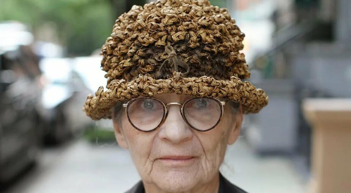 Шляпа старушки. Бабуля в шляпе. Пожилая женщина в шляпе. Бабушка в шляпке. Смешные шляпы.