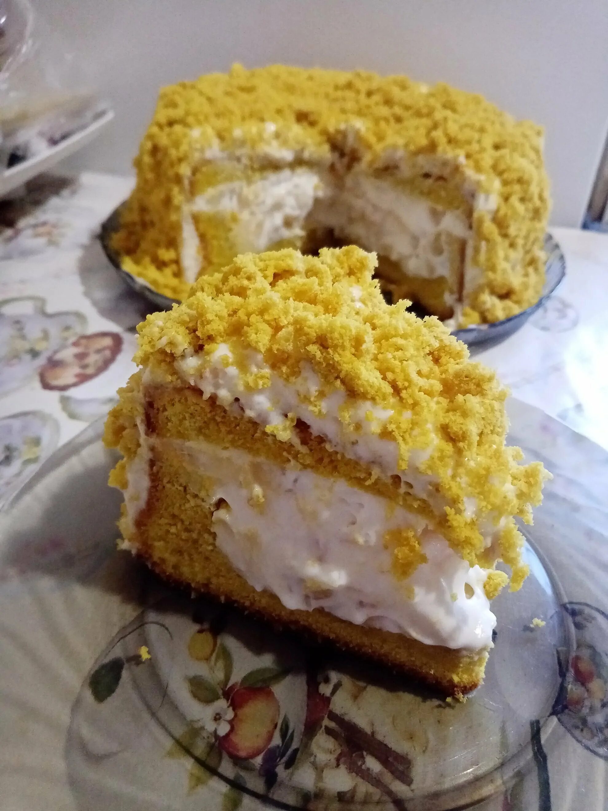 Как сделать мимозу на торте. Итальянский торт Мимоза. Тортик с мимозой. Пирожное Мимоза. Украшение торта Мимоза.